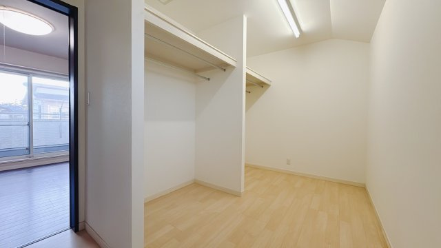 【中古戸建】館林市美園町の収納|■WIC｜お洋服はもちろん、使う頻度の少ない家具や小物・場所を取りがちな旅行用のスーツケースなどもしまえます。また、厚手のコートをしまっても充分な広さを堪能できるプランです♪