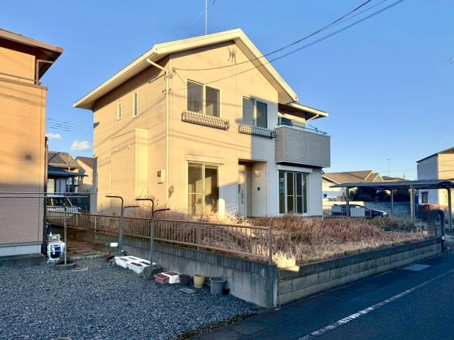 【中古戸建】館林市美園町の前面道路含む現地写真|■外観｜光をやさしく反射する外壁により、日中はより開放的で爽やかな印象となり、住まい全体を明るく見せてくれます♪