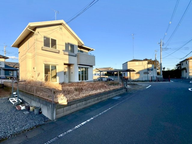 【中古戸建】館林市美園町の前面道路含む現地写真|■外観｜角地のため風通しが良く開放感があり、隣接する建物が少なくプライバシーを確保しやすいのがメリットです♪