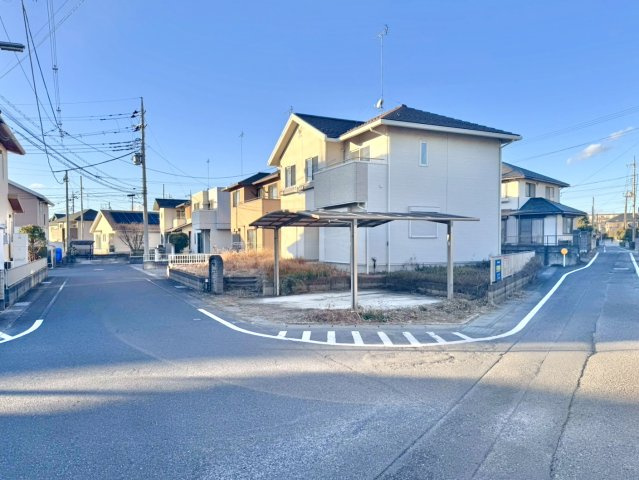 【中古戸建】館林市美園町の前面道路含む現地写真|■外観｜雨や雹、鳥の糞などから大切な愛車を守ることが出来る嬉しいカーポート付き♪