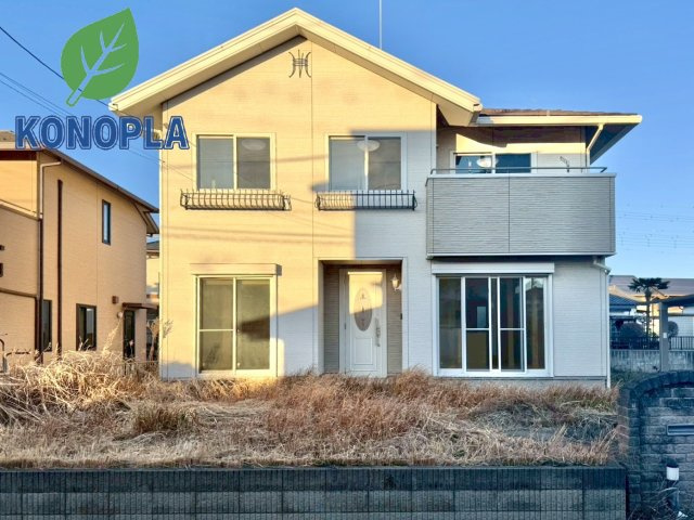 【中古戸建】館林市美園町の外観|■外観｜窓の配置や、爽やかな白ベースの外観が清潔感をもたらします。まっさらなキャンバスのような家にこだわりを彩って…始めよう、あなただけの豊かな暮らし( ＾＾ )