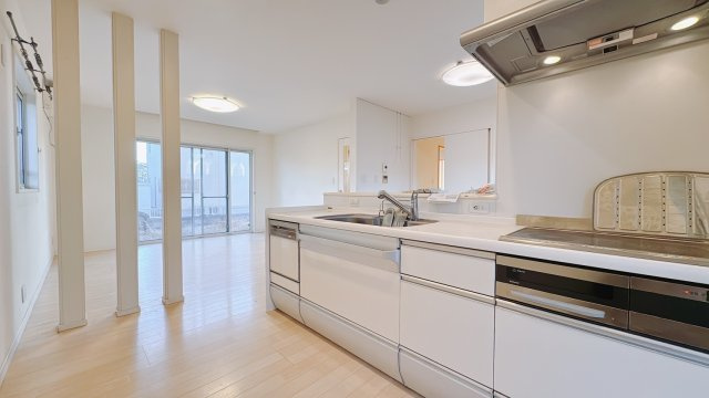 【中古戸建】館林市美園町のキッチン|■キッチン｜お料理をしながら会話も弾むカウンターキッチン。出来上がったお料理をカウンター越しからお子様に運んでもらったりと、お手伝いも楽しくしてもらえることができます♪