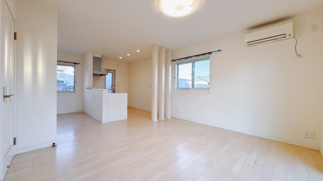 【中古戸建】館林市美園町の居間・リビング|■リビング｜時の流れと共に陽射しは装いを変え空間に新たな彩りを与えます。一日中家に居ても飽きることなく過ごすことができる素敵な空間です♪