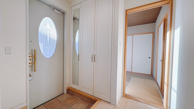 【中古戸建】館林市美園町の玄関|■玄関｜収納豊富な玄関♪全身ミラー付き収納もあり、お出かけ前の身だしなみチェックもバッチリです！