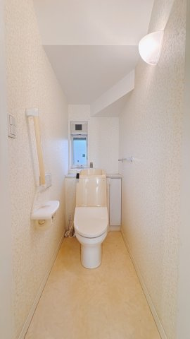 【中古戸建】館林市美園町のトイレ|■トイレ｜1階と2階にトイレがございます。収納がございますので、いつでもトイレスッキリ♪