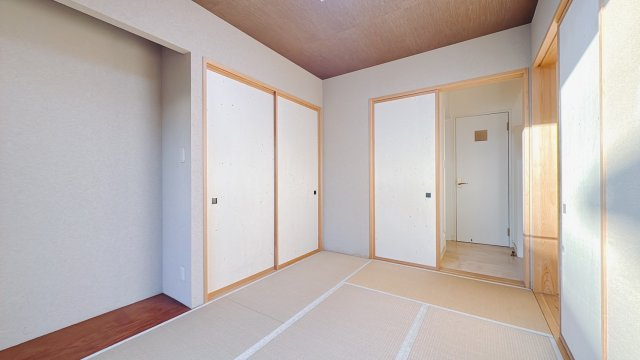 【中古戸建】館林市美園町の和室|■1階和室｜和室を書斎にしたり、冬にはコタツを敷いて家族みんなで年越しをするのもいいですね。家族みんなのお気に入りの空間になります♪