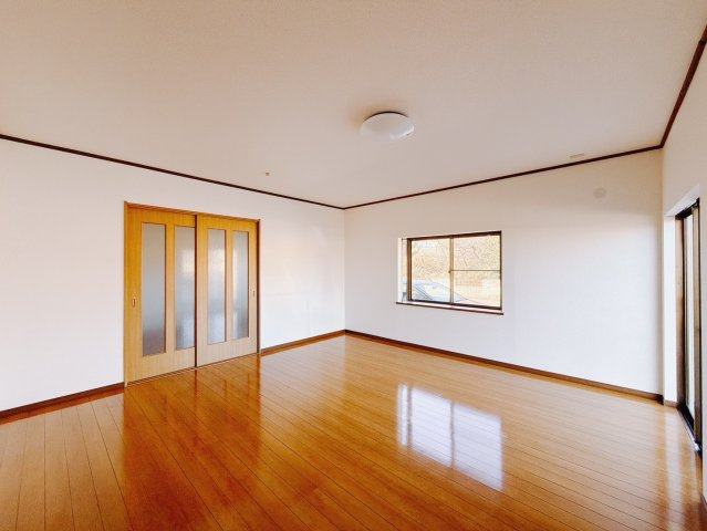 【中古戸建】みどり市笠懸町阿左美の洋室|■1階洋室｜時の流れと共に陽射しは装いを変え空間に新たな彩りを与えます。一日中家に居ても飽きることなく過ごすことができる素敵な空間です♪