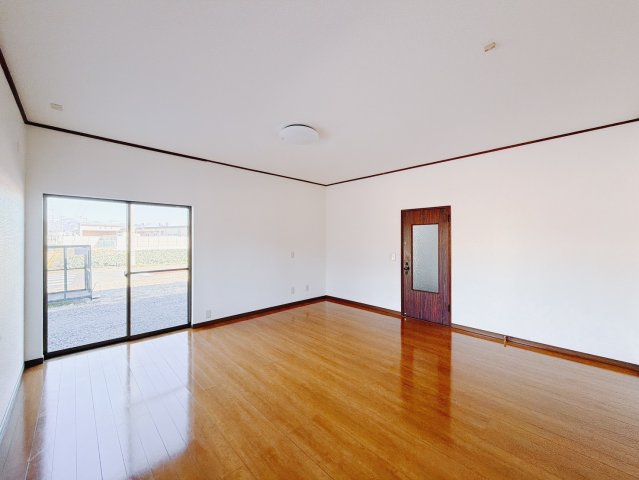 【中古戸建】みどり市笠懸町阿左美の洋室|■1階洋室｜1階洋室には大きな窓をご用意しています。日中はあたたかな日差し差し込み自分時間も充実できますね＾＾