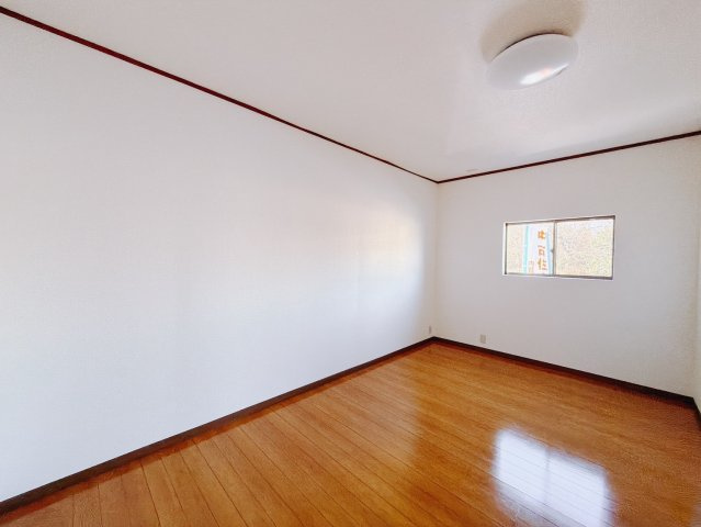 【中古戸建】みどり市笠懸町阿左美の洋室|■1階洋室｜ママ友が来ても子供達には子供部屋で遊んでいてもらうことができます。ママ達はリビングで楽しくおしゃべりに華を咲かせながら気兼ねなく盛り上がれます♪