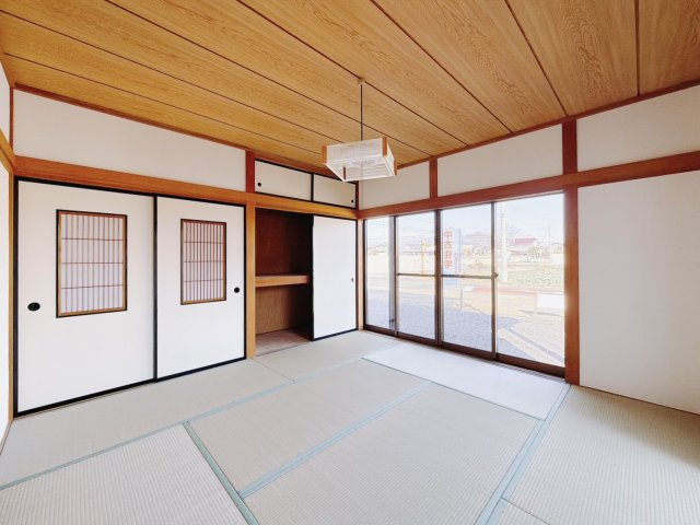 【中古戸建】みどり市笠懸町阿左美の和室|■1階和室｜冬にはコタツを敷いて家族みんなで年越しをするのもいいですね。家族みんなのお気に入りの空間になります♪