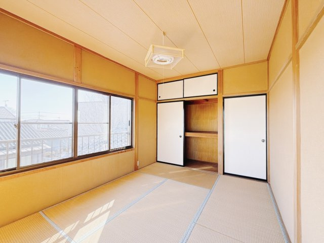 【中古戸建】みどり市笠懸町阿左美の和室|■2階和室｜独立している和室なので1人の時間を充分に楽しめます。フローリングやソファーでは味わえない質感でリラックス効果もあります。