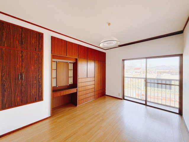 【中古戸建】みどり市笠懸町阿左美の洋室|■2階洋室｜お子様の一人部屋にピッタリな洋室。木のぬくもりを感じるお部屋は、天然木の味わいが時とともに深みを増していきます。また、傷にも強く、フリーワックスでお手入れもラクラクです♪