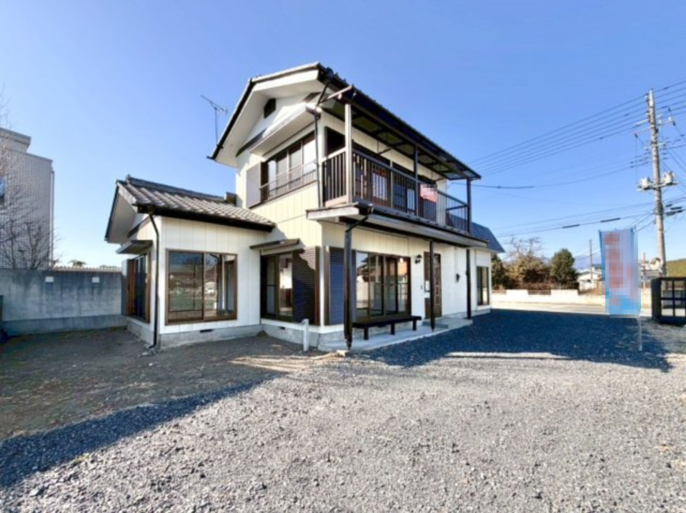 【中古戸建】みどり市笠懸町阿左美の外観|■外観｜広々とした駐車スペースで楽々駐車可能！お買い物後もスムーズにお荷物を運べます♪