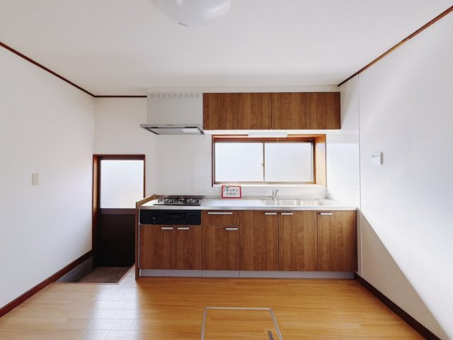 【中古戸建】みどり市笠懸町阿左美のキッチン|■キッチン｜焼いたり煮たりと一度にたくさんのお料理を作ることが出来るので便利です。調理のはかどるグリル付きです。