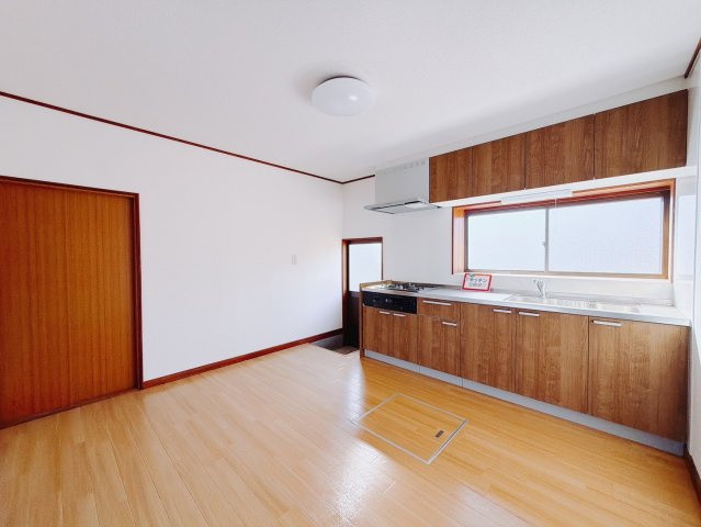 【中古戸建】みどり市笠懸町阿左美のキッチン|■キッチン｜ワークトップ下には、圧力鍋やパスタ鍋などのかさばる調理器具もラクラク収納可能！ものが溢れがちなキッチン回りもスッキリきれいに管理ができます♪