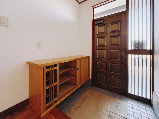 【中古戸建】みどり市笠懸町阿左美の玄関|■玄関｜玄関脇にある小さな物入は消臭剤や大切なペットとのお散歩グッズを入れるのにピッタリですね♪