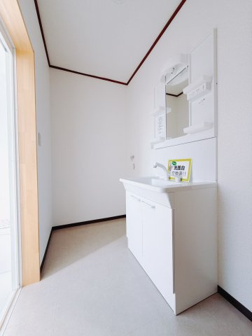 【中古戸建】みどり市笠懸町阿左美の洗面所|■洗面室｜大きな鏡で朝の身支度もラクラク♪毎日の忙しい準備が楽しくなる洗面所です(^^♪