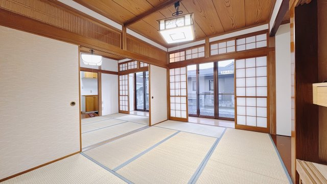 【中古戸建】館林市城町の和室|■1階和室｜和室を書斎にしたり、冬にはコタツを敷いて家族みんなで年越しをするのもいいですね。家族みんなのお気に入りの空間になります♪