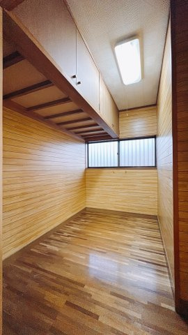 【中古戸建】館林市城町の収納|■納戸｜季節物やアウトドア用品など…何でも収納可能な大きな納戸は書斎などのスペースにも使用可能です♪