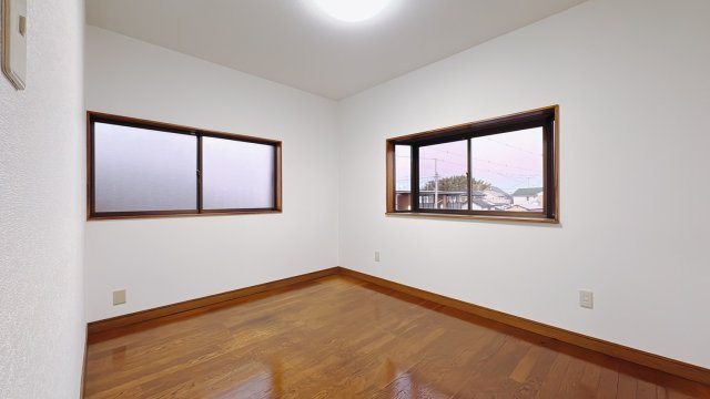 【中古戸建】館林市城町の洋室|■2階洋室｜ナチュラルカラーの床です。模様替えなどとても楽しく工夫でき、毎日快適な生活スタートです！子供部屋にも良いですね♪