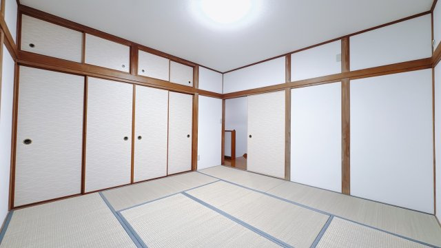 【中古戸建】館林市城町の和室|■2階和室｜独立した和室は急な来客時の対応や様々な用途に合わせて使用可能です。