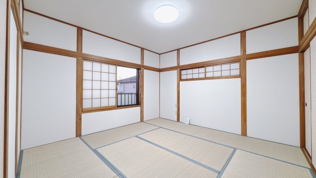 【中古戸建】館林市城町の和室|■2階和室｜扉が付いた和室は、ご両親やお友達がお泊りに来ても、お互いが気にせずゆっくりくつろげます♪