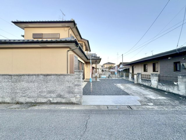 【中古戸建】館林市城町の外観|■外観｜広々とした駐車スペースで楽々駐車可能！お買い物後もスムーズにお荷物を運べます♪