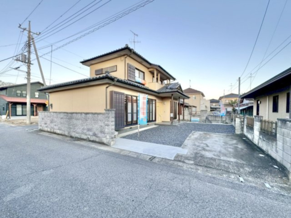 【中古戸建】館林市城町の外観|■外観｜前面道路が広く見渡しが良いので、車の安全確認もばっちり！
