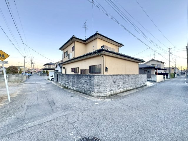 【中古戸建】館林市城町の前面道路含む現地写真|■外観｜開放的な角地の区画なので、日当たり通風は良好です♪