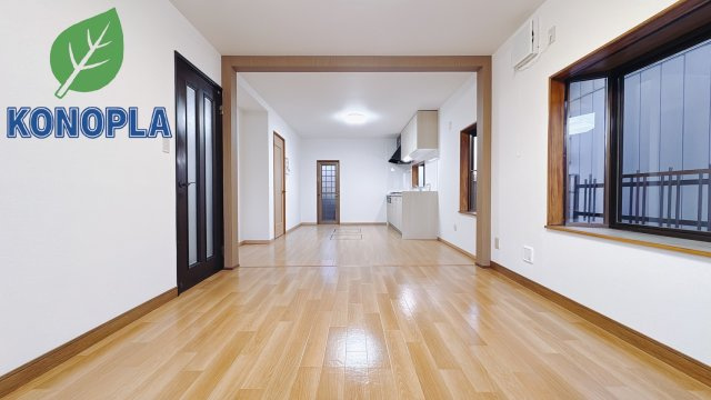 【中古戸建】館林市城町の居間・リビング|■リビング｜落ち着きのある表情を見せるリビングダイニング。太陽の光がたっぷり差し込むリビングは、自然とご家族が集まる居心地の良い空間です。