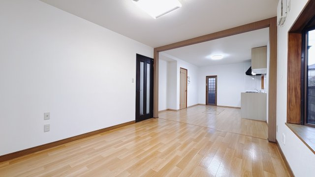【中古戸建】館林市城町の居間・リビング|■リビング｜時の流れと共に陽射しは装いを変え空間に新たな彩りを与えます。一日中家に居ても飽きることなく過ごすことができる素敵な空間です♪