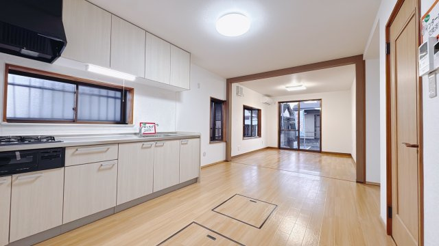 【中古戸建】館林市城町のキッチン|■キッチン｜キッチンからお部屋全体が見渡せる一続きの空間！和室で遊ぶお子様にも目の行き届く安心設計でお部屋のどこにいても会話が弾みます♪