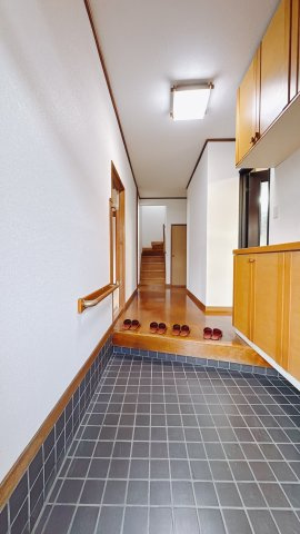 【中古戸建】館林市城町の玄関|■玄関｜毎日の「いってらっしゃい」や「お帰りなさい」を大切なご家族と過ごす玄関は〈使いやすさ〉を追求しております。玄関横の物入は急な来客時でもさっとお片付けできるスペースを確保しています。