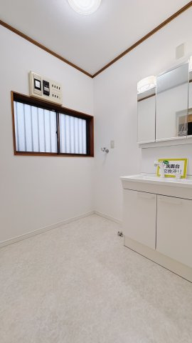 【中古戸建】館林市城町の独立洗面台|■洗面室｜朝のお出かけ準備に嬉しい三面鏡。鏡の裏には歯ブラシや整髪料などを収納できるスペースもあるので、いつでもスッキリ片付きます♪