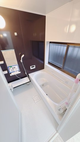 【中古戸建】館林市城町の浴室|■浴室｜1日の疲れを癒せるお風呂♪足がのばせるほど広いお風呂にはエコベンチも搭載！小さいお子様も浅いベンチに座り一緒にお風呂へ入れます♪