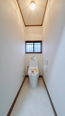 【中古戸建】館林市城町のトイレ|■トイレ｜白を基調とした清潔感溢れるトイレになっています。トイレには窓がついていますので常に換気をすることができ清潔を保てます。