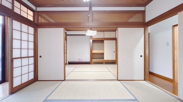 【中古戸建】館林市城町の和室|■1階和室｜「続き間の和室」は子育て世代にこそ適しています。お子様のお昼寝スペースや、洗濯物をたたむのに便利です。客間やリビングの延長としても使えます。