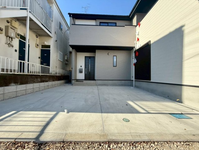 座間市緑ヶ丘「LIGARE」の駐車場|敷地内に駐車場2台分確保された、新築戸建てです。