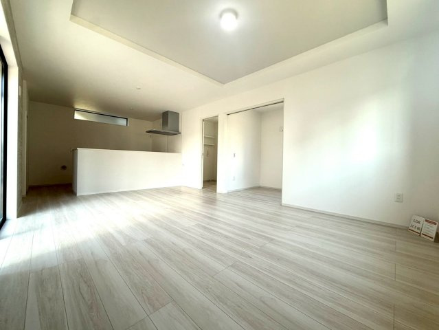 座間市緑ヶ丘「LIGARE」の居間・リビング|新築ならではのきれいな室内空間で、快適な毎日をお過ごしください。