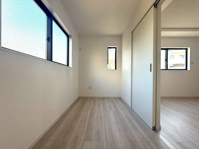 座間市緑ヶ丘「LIGARE」の洋室|明るい室内とシンプルな間取りで、家具配置もしやすい新築住宅。