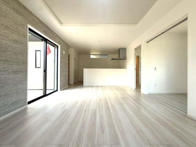 座間市緑ヶ丘「LIGARE」の居間・リビング|家族が集まるリビングは広々。新築ならではの快適さを実感できます。