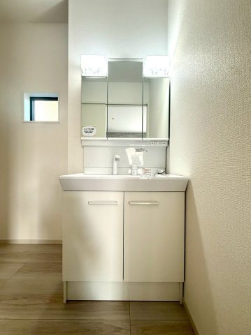 座間市緑ヶ丘「LIGARE」の独立洗面台|使いやすさを重視した間取りで、長く住みやすい新築戸建てです。