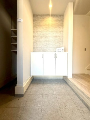 座間市緑ヶ丘「LIGARE」の玄関|新築ならではの美しい内装と快適な居住空間が魅力。