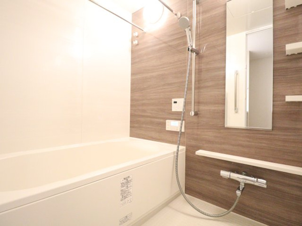 【エントランス】 | 【グランドエントランス】天井高約8.6ｍの2層吹き抜けに、たっぷりの自然光を採りこむガラスウォール！