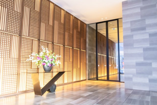 【エントランス】 | 【風除室】やわらかなライティングで、洗練された空間を演出。光を大切にしているエントランスです。