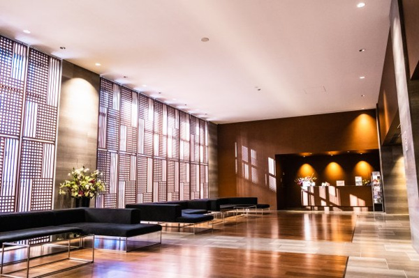 【エントランス】 | 【オーナーズホール】縦横無尽に交錯する大阪のイメージと、船場の商店に伝わる「大阪格子」をモチーフに。