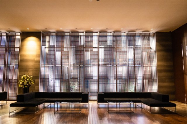 【その他共用部分】 | 【ライブラリーコーナー】ライトアップされた美しい本棚に、様々なジャンルの書籍が集まっています！