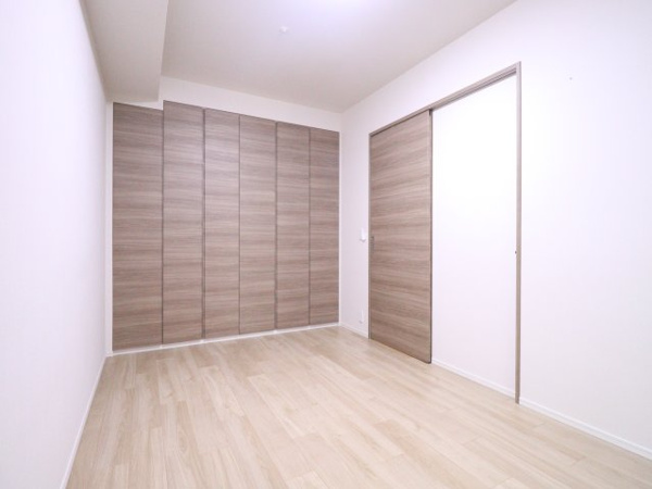 【洋室】 | 【洋室】約6.7帖の洋室！クローゼット、物入等充実の収納面！