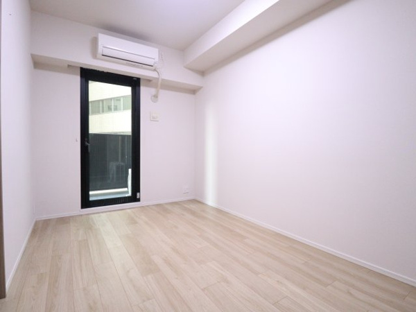 【洋室】 | 【洋室】約6.7帖の洋室！バルコニーへ続く扉がありお部屋も明るくなっております！