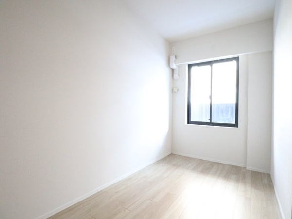 【洋室】 | 【洋室】約5.8帖の洋室！クローゼット付きでお部屋を広くお使いいただけます◎